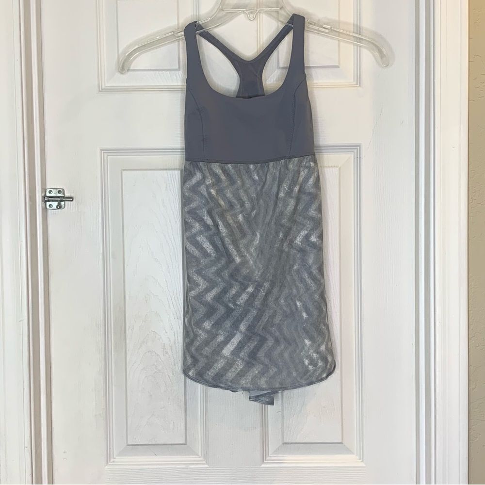 Lululemon Venus Tank Top With Shelf Bra Fossil Gray White Size 4.